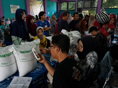 Pemdes Kutosari Salurkan Bantuan Beras kepada Warga